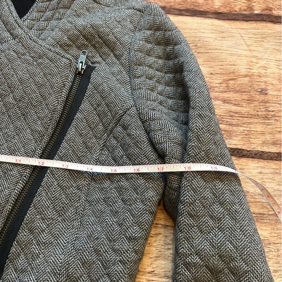 Women’s CAbi Quilted Herringbone Moto Jacket Size Small style # 3025 - Picture 4 of 6